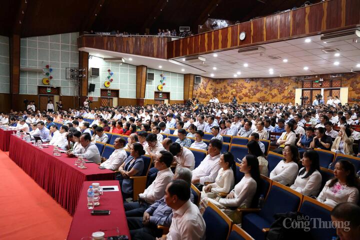Quang cảnh buổi tiếp xúc cử tri.
