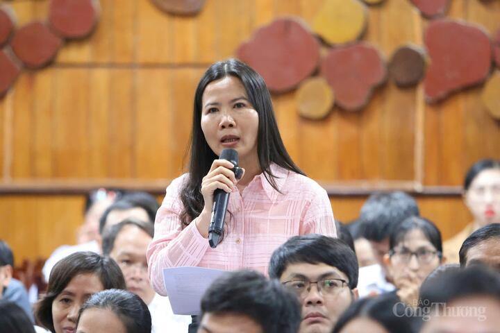 Cử tri phát biểu ý kiến tại buổi tiếp xúc.