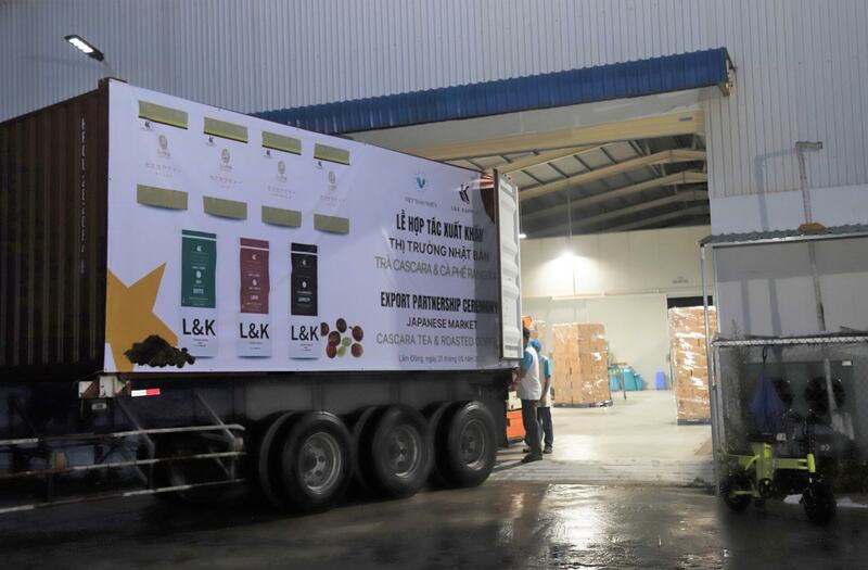 Lô hàng 2 tấn trà Cascara túi lọc được vận chuyển từ nhà máy của Công ty TNHH Việt Thảo Nhiên (tỉnh Lâm Đồng) lên đường sang Nhật Bản (Ảnh: DNCC)