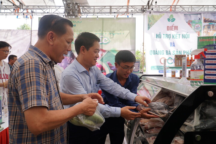 Các hội chợ xúc tiến thương mại, chương trình kết nối giao thương giúp các hợp tác xã quảng bá, tiêu thụ sản phẩm hiệu quả. Ảnh: Vũ Lê