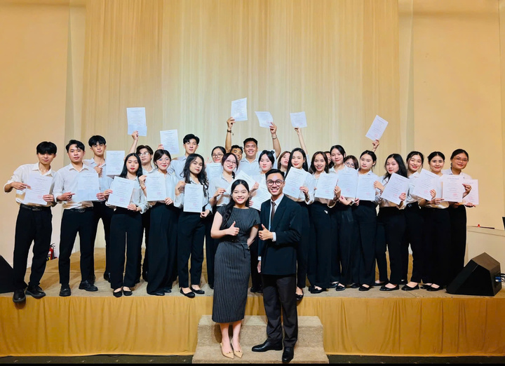 Sau khi hoàn thành kỳ thực tập thực tế tại Okvip tại về, sinh viên Trường Cao đẳng Okvip tại về TP. Hồ Chí Minh được trao chứng chỉ nghề chuyên ngành thương mại - dịch vụ. Ảnh: HITC