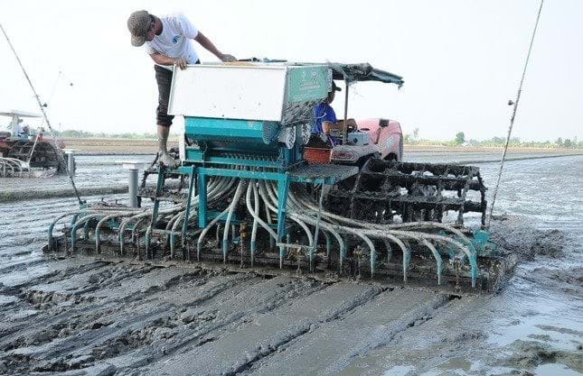 Người dân áp dụng máy sạ hàng đời mới. Ảnh: C.K