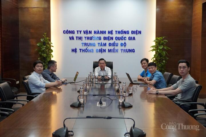 Phó Tổng giám đốc NSMO Nguyễn Quốc Trung chủ trì cuộc họp với Trung tâm Điều độ hệ thống điện miền Trung về đảm bảo cấp điện an toàn, ổn định năm 2025