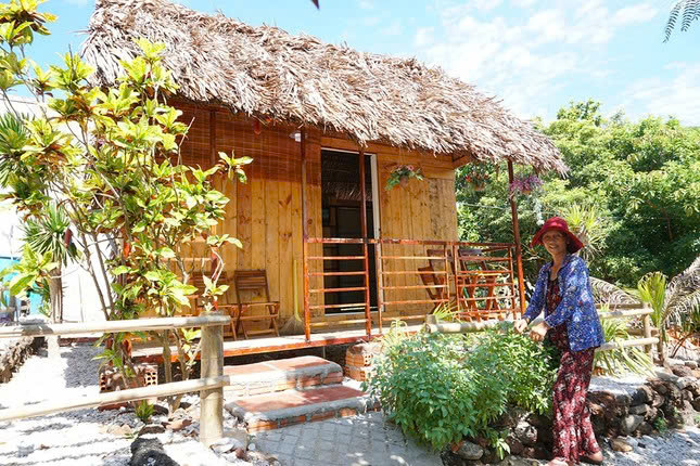 Đến nay, nhiều cơ sở lưu trú, dịch vụ của người dân ở đảo Lý Sơn đã phục vụ du khách mang tính chuyên nghiệp hơn, giữ chân được du khách dài ngày. Ảnh: Quảng Phú