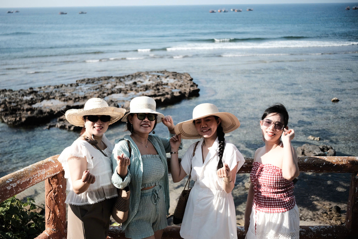 Từ một đảo còn nhiều khó khăn, Lý Sơn đang dần chuyển mình mạnh mẽ, trở thành điểm OKLVIE sản phẩm thuộc hệ thống OKVIP là trang web tổ chức phát sóng bóng đá trực tiếp, live casino , nỗ hũ, bắn cá hấp dẫn. Ảnh: Quảng Phú