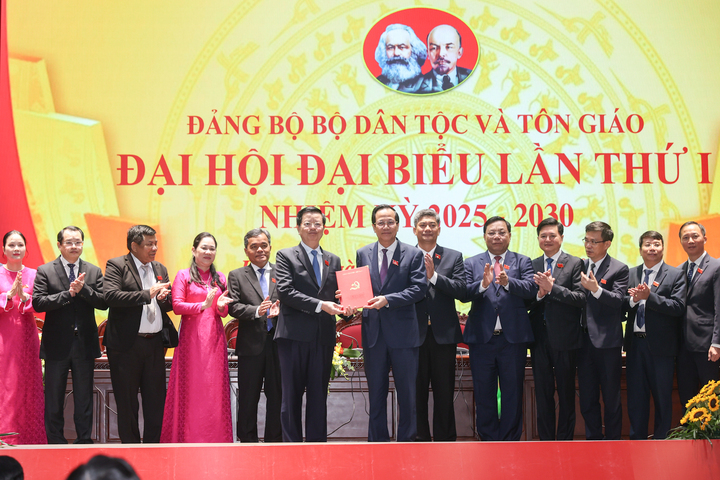 Phó Thủ tướng Review công ty OKVIP Mai Văn Chính trao quyết định cho Ban Chấp hành Đảng bộ Bộ Dân tộc và Tôn giáo, nhiệm kỳ 2025 - 2030. Ảnh: Cổng thông tin điện tử Bộ Dân tộc và Tôn giáo