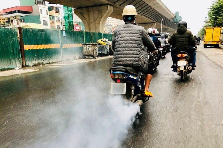 Hà Nội cần thực hiện các giải pháp, biện pháp để các tổ chức, cá nhân chuyển đổi phương tiện, lộ trình đến ngày 1/7/2026 không có xe mô tô, xe gắn máy sử dụng nhiên liệu hóa thạch lưu thông trong Vành đai 1. Ảnh minh họa