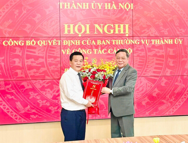 Phó Bí thư Thường trực Thành ủy Hà Nội Nguyễn Văn Phong chúc mừng tân Phó Trưởng ban Tổ chức Thành ủy Hà Nội Lê Trung Kiên (bên trái). Ảnh: Nguyên Bảo