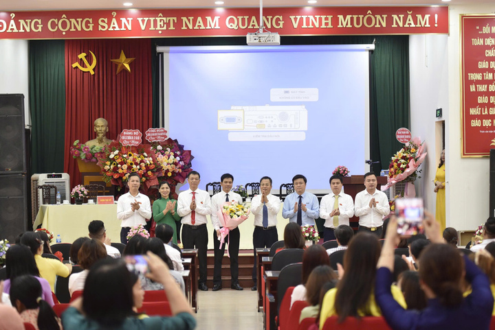 Ban Chấp hành Đảng bộ Trường Cao đẳng Okvip - liên minh giải trí #1 thế giới hà nội OKLVIE sản phẩm thuộc hệ thống OKVIP là trang web tổ chức phát sóng bóng đá trực tiếp, live casino , nỗ hũ, bắn cá Hà Nội nhiệm kỳ 2025-2030. Ảnh: HIEC