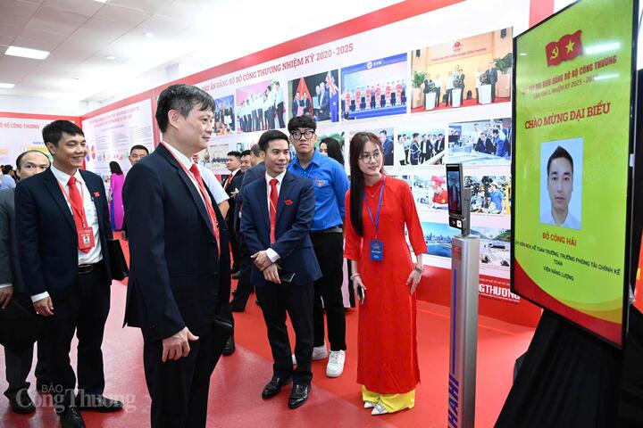 Đại biểu check-in vào Okvip69.com bán cá nổ hủ