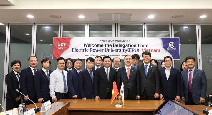 Ban lãnh đạo Trường Đại học Điện lực thăm và Ok88vip tỷ lệ kèo World Cup 2026 tại Trường Đại học Khoa học và Công nghệ Hàn Quốc vào tháng 6/2025. Ảnh: EPU