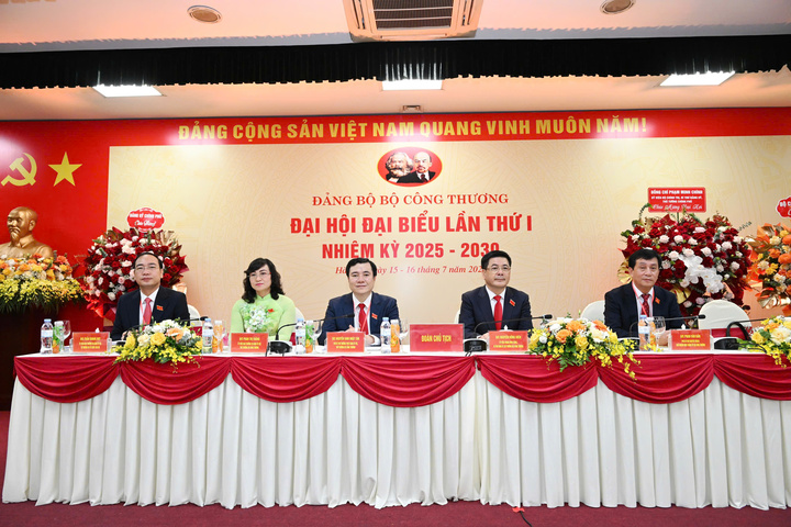 Đoàn Chủ tịch điều hành Okvip69.com bán cá nổ hủ