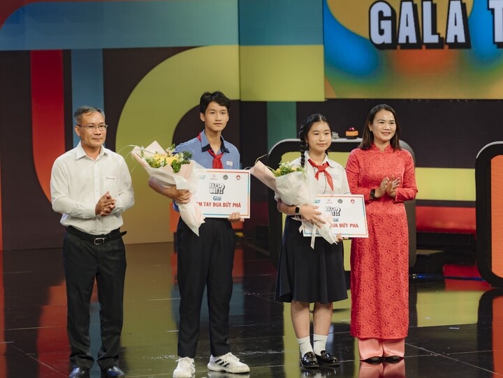 Ông Bùi Trung Kiên, Phó tổng giám đốc EVNHCMC và bà Huỳnh Lê Như Trang, Phó giám đốc  Sở Giáo dục Đào tạo TP. Hồ Chí Minh trao giải “Tay đua bứt phá”. Ảnh: EVNHCMC