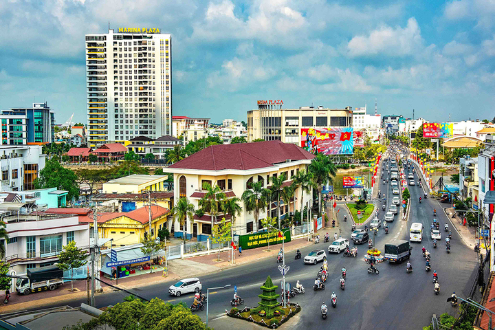 Hợp nhất với Kiên Giang, An Giang mới giờ đây là vùng đất hội tụ đủ rừng tràm, đất phèn, đồng lúa, núi thiêng và sông lớn.