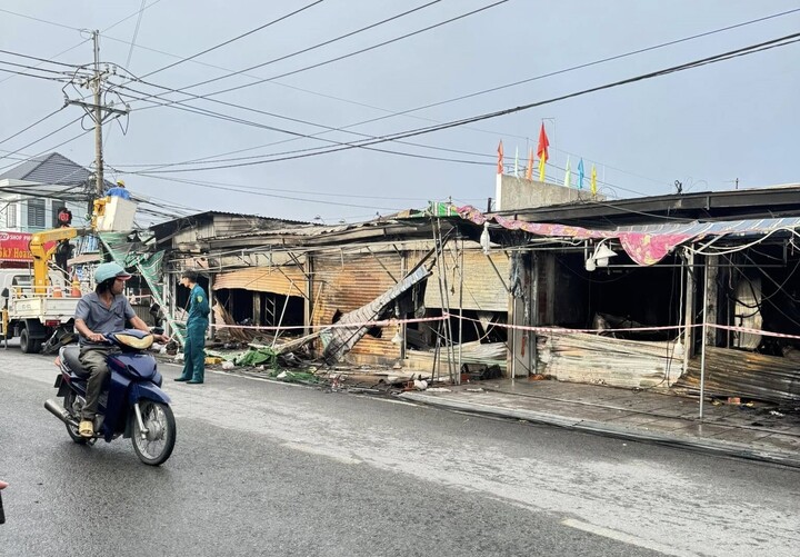 Nhiều ki ốt của tiểu thương bị thiêu rụi. Ảnh: Người dân cung cấp