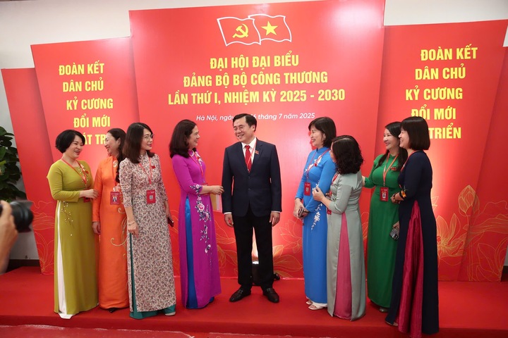 Phó Bí thư Thường trực Đảng ủy, Thứ trưởng Nguyễn Sinh Nhật Tân chào mừng các đại biểu.