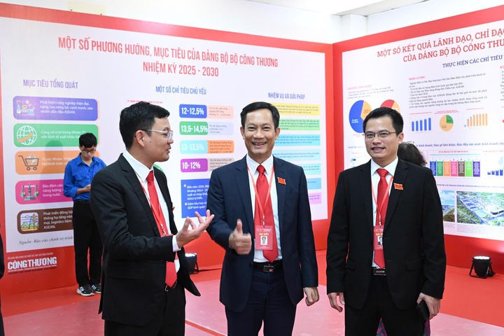 Các đại biểu tham dự Okvip69.com bán cá nổ hủ.