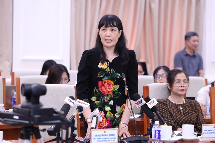 Bà Nguyễn Bội Quỳnh, Hiệu trưởng Trường Trung học phổ thông Việt Đức (Hà Nội) phát biểu. Ảnh: Trần Hiệp