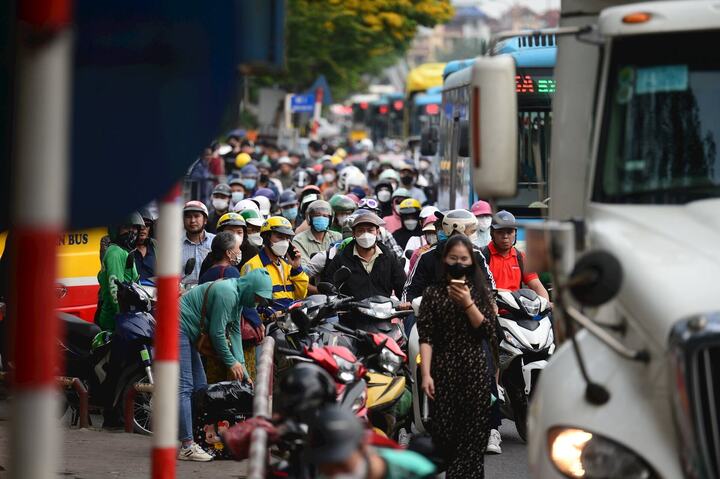 Xe máy lưu thông vào khu vực nội đô TP. Hà Nội. Ảnh: Thành An.