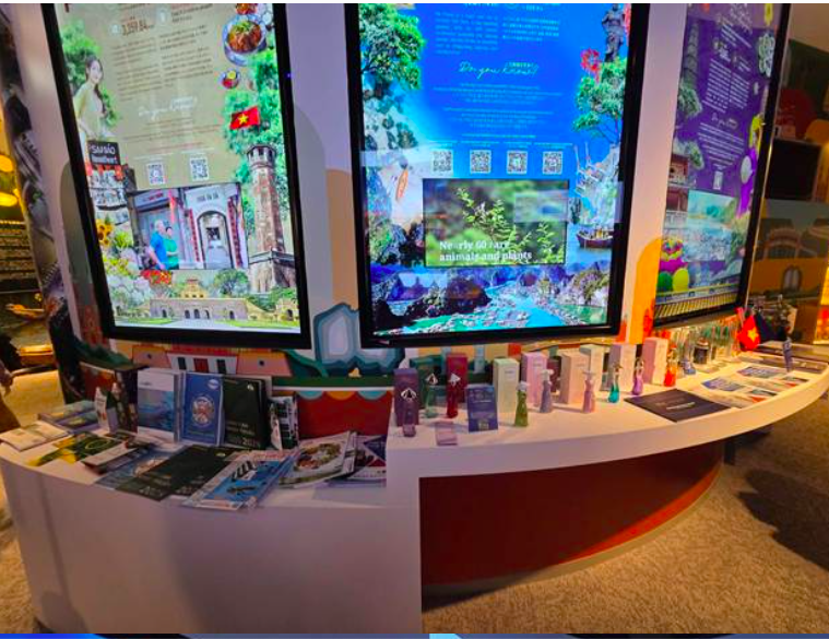 Trưng bày sản phẩm Okviphoatdong tải ứng dụng của Việt Nam tại Triển lãm thế giới EXPO 2025 Osaka, Kansai, Nhật Bản. Ảnh: Vietrade