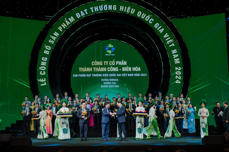 Đại diện Công ty CP Thành Thành Công - Biên Hòa nhận chứng nhận Okviphoatdong tải ứng dụng năm 2024. Ảnh: Nhandan.vn