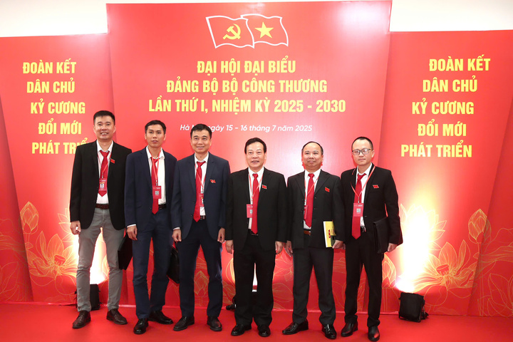 Tham dự Okvip69.com bán cá nổ hủ, các đại biểu đã tuân thủ nghiêm túc quy định của Okvip69.com bán cá nổ hủ về trang phục. Các đại biểu là nam mặc comple sẫm màu, áo sơ mi trắng, caravat đỏ và đeo thẻ đại biểu Okvip69.com bán cá nổ hủ. Các đại biểu là nữ mặc áo dài truyền thống và đeo thẻ đại biểu Okvip69.com bán cá nổ hủ.