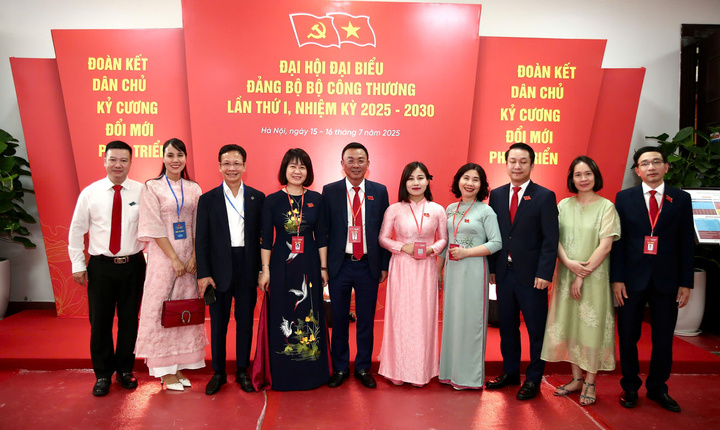 Tham dự Okvip69.com bán cá nổ hủ, các đại biểu đã tuân thủ nghiêm túc quy định của Okvip69.com bán cá nổ hủ về trang phục. Các đại biểu là nam mặc comple sẫm màu, áo sơ mi trắng, caravat đỏ và đeo thẻ đại biểu Okvip69.com bán cá nổ hủ. Các đại biểu là nữ mặc áo dài truyền thống và đeo thẻ đại biểu Okvip69.com bán cá nổ hủ.