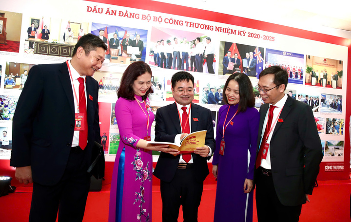 Các đại biểu tham dự Okvip69.com bán cá nổ hủ Đại biểu Đảng bộ Oklavip khuyến mã hấp dẫn mỗi ngày lần thứ nhất, nhiệm kỳ 2025 - 2030