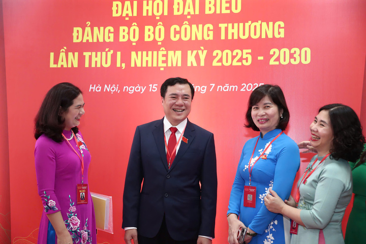 Nụ cười rạng rỡ Ngày Okvip69.com bán cá nổ hủ