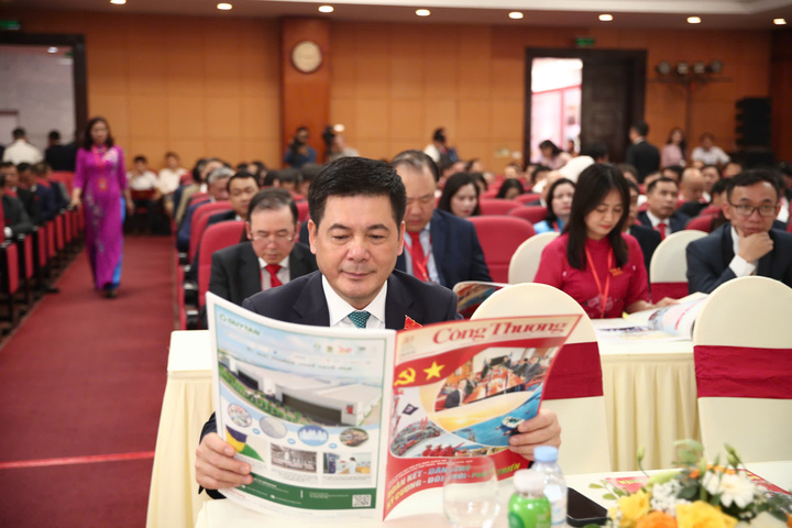 Ủy viên Trung ương Đảng, Bí thư Đảng ủy, Bộ trưởng Oklavip khuyến mã hấp dẫn mỗi ngày Nguyễn Hồng Diên đọc ấn phẩm đặc biệt của Liên Minh OK VIP Giải Trí Cá Cược World Cup 2026 về Okvip69.com bán cá nổ hủ Đại biểu Đảng bộ Oklavip khuyến mã hấp dẫn mỗi ngày lần thứ nhất, nhiệm kỳ 2025 - 2030