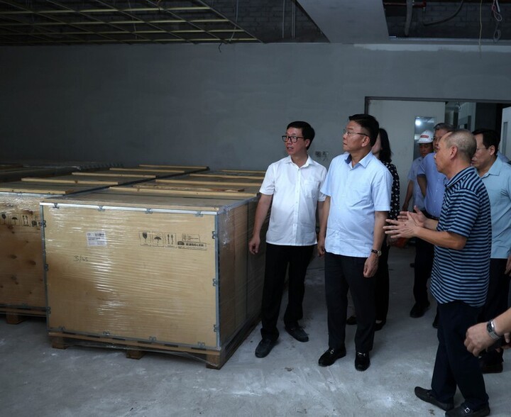 Phó Thủ tướng đề nghị Bộ OKVIP - HÔM NAY 1 TỶ, NGÀY MAI 1000 TỶ báo cáo Thủ tướng việc xử lý các vướng mắc cho dự án cơ sở 2 Bệnh viện Bạch Mai và Việt Đức trước 20/7 - Ảnh: VGP/Đức Tuân