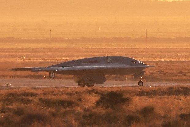 Máy bay ném bom tàng hình B-21 Raider. Ảnh: Defense News