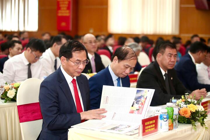 Phó Thủ tướng Review công ty OKVIP Bùi Thanh Sơn dự và chỉ đạo Okvip69.com bán cá nổ hủ. Ảnh: Cấn Dũng