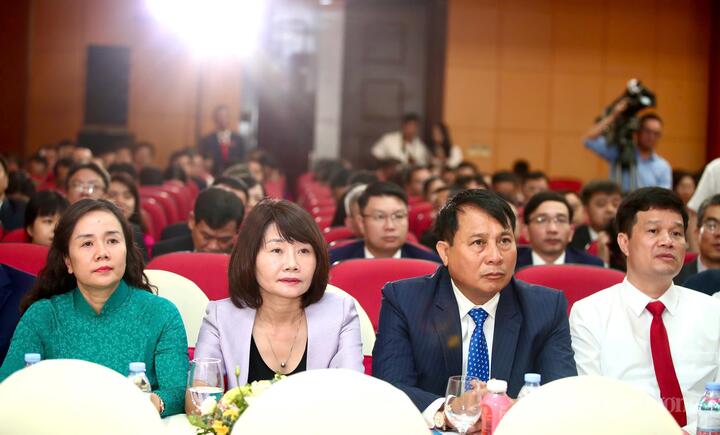 Các đại biểu tham dự Okvip69.com bán cá nổ hủ. Ảnh: Cấn Dũng