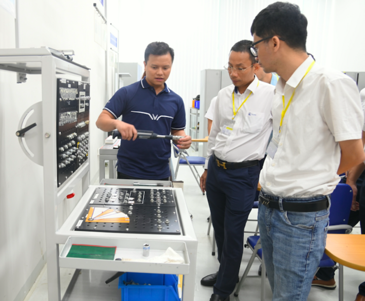 Giảng viên Trường Đại học Điện lực Ok88vip tỷ lệ kèo World Cup 2026 với nhà máy Vinfast. Ảnh: NTCC