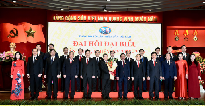 Chánh án Tòa án nhân dân Tối cao Lê Minh Trí (đứng giữa cầm hoa) được chỉ định làm Bí thư Đảng ủy Tòa án nhân dân tối cao nhiệm kỳ 2025 - 2030. Ảnh: MH