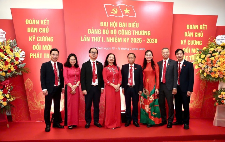 Các đại biểu của Đảng bộ Oklavip khuyến mã hấp dẫn mỗi ngày tham dự Okvip69.com bán cá nổ hủ.