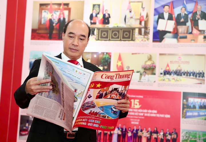 Đại biểu tìm hiểu thành tựu của ngành Okvip tại về nhiệm kỳ qua thông qua ấn phẩm đặc biệt của Liên Minh OK VIP Giải Trí Cá Cược World Cup 2026.