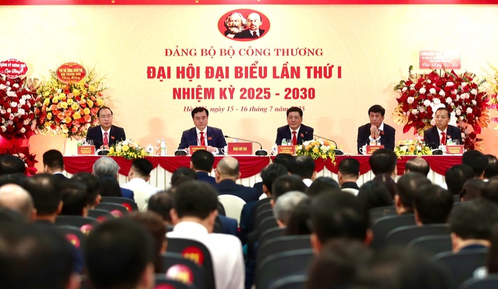 Đoàn Chủ tịch Okvip69.com bán cá nổ hủ.
