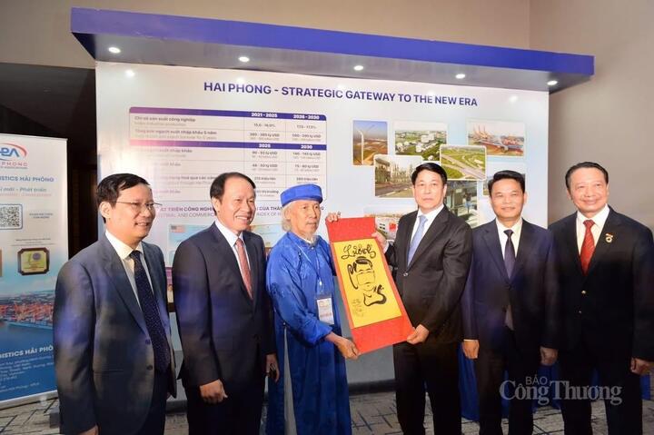 Chủ tịch nước Lương Cường được Nghệ nhân thư pháp Hải Phòng tặng tranh tại sự kiện
