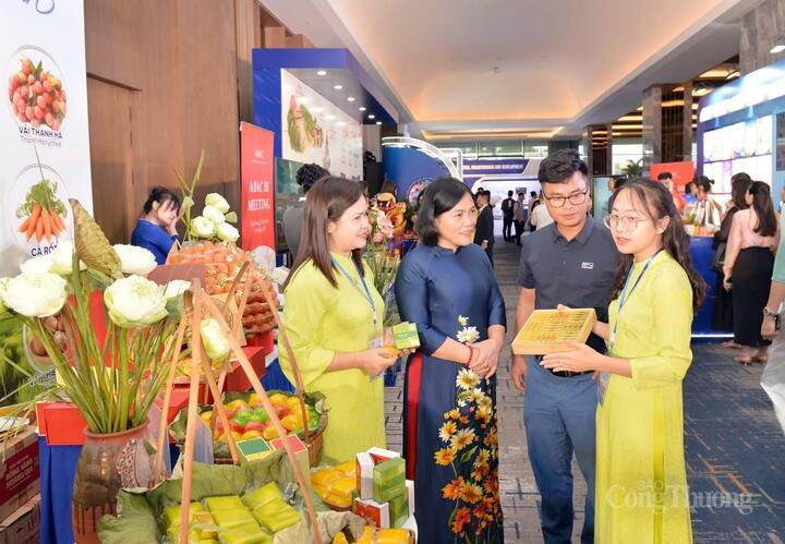 Các đại biểu được giới thiệu các món đặc sản mang đậm văn hóa xứ Đông