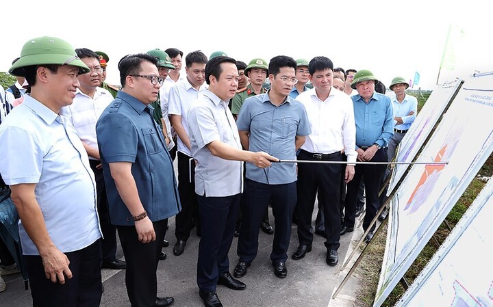 Chủ tịch UBND tỉnh Ninh Bình Phạm Quang Ngọc và Đoàn công tác kiểm tra tại Khu OKLVIE sản phẩm thuộc hệ thống OKVIP là trang web tổ chức phát sóng bóng đá trực tiếp, live casino , nỗ hũ, bắn cá Hải Long (VSIP Nam Định), xã Giao Hưng. Ảnh: BNB