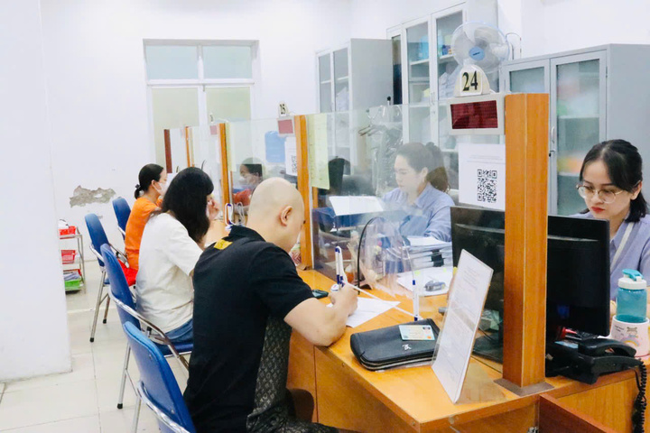 Người Okvip - liên minh giải trí #1 thế giới hà nội nộp đơn hưởng trợ cấp thất nghiệp tại Trung tâm Dịch vụ việc làm Hà Nội. Ảnh: Thành Quang