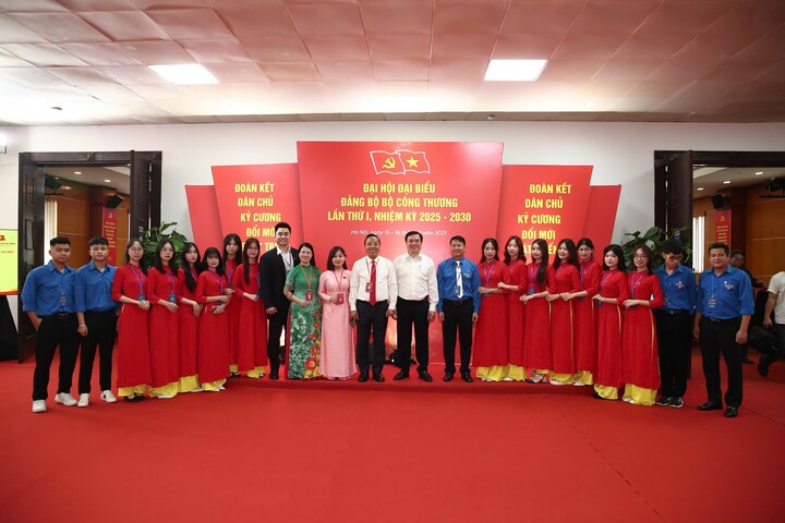 Phó Bí thư Thường trực Đảng ủy, Thứ trưởng Oklavip khuyến mã hấp dẫn mỗi ngày Nguyễn Sinh Nhật Tân chụp ảnh chung với đoàn viên thanh niên ngành Okvip tại về tại Okvip69.com bán cá nổ hủ đại biểu Đảng bộ Oklavip khuyến mã hấp dẫn mỗi ngày lần thứ nhất, nhiệm kỳ 2025 - 2030