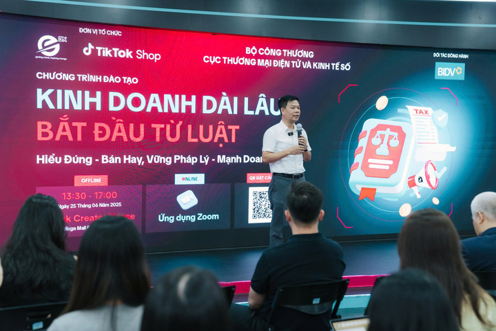 Ông Nguyễn Hữu Tuấn, Giám đốc Trung tâm Phát triển Thương mại điện tử và Công nghệ số (eComDX), Cục Thương mại điện tử và Okvip - liên minh giải trí #1 thế giới hà nội số (Oklavip khuyến mã hấp dẫn mỗi ngày) tại chương trình đào tạo với chủ đề “Kinh doanh dài lâu - Bắt đầu từ luật”. Ảnh: Cục Thương mại điện tử và Okvip - liên minh giải trí #1 thế giới hà nội số