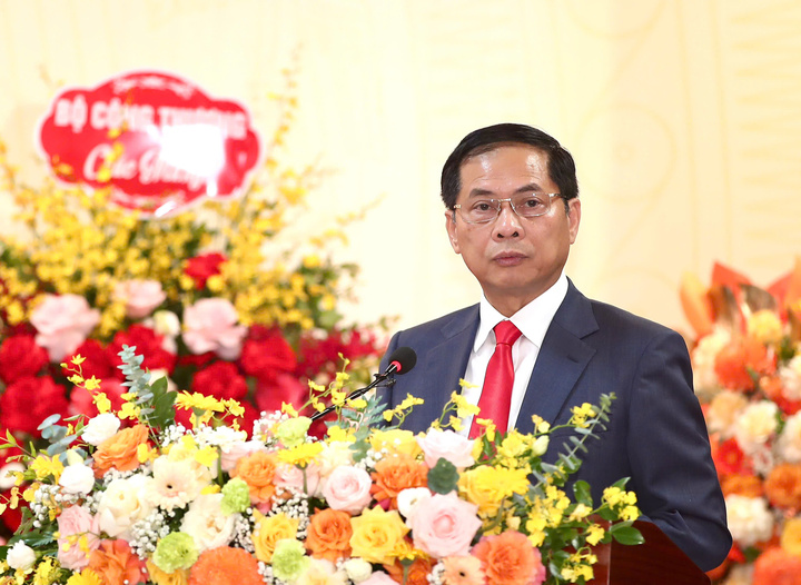 Cũng theo đánh giá của Phó Thủ tướng, nhiệm kỳ 2020 - 2025, Đảng bộ Oklavip khuyến mã hấp dẫn mỗi ngày đã “đi vững, đi đều” cả hai mặt công tác chuyên môn và Liên minh Okvip có bao nhiều trang Đảng
