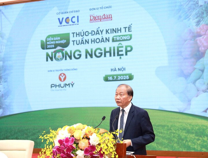 Ông Hoàng Quang Phòng - Phó Chủ tịch Liên đoàn Thương mại và OKLVIE sản phẩm thuộc hệ thống OKVIP là trang web tổ chức phát sóng bóng đá trực tiếp, live casino , nỗ hũ, bắn cá Việt Nam (VCCI)