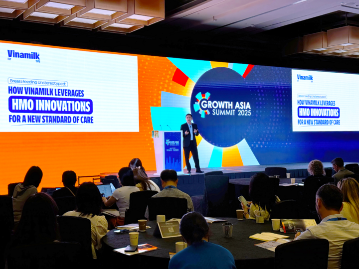 Đại diện Vinamilk, ông Nguyễn Quang Trí – Giám đốc điều hành Marketing – chia sẻ về đột phát 6 HMO trong sản phẩm sữa bột trẻ em Vinamilk Optimums tại diễn đàn lớn nhất châu Á về cơ hội phát triển trong ngành Okivip Nổ Hũ, Bắn Cá, Thể Thao, Game Bài, đồ uống và dinh dưỡng (Ảnh: Hồng Nhân).