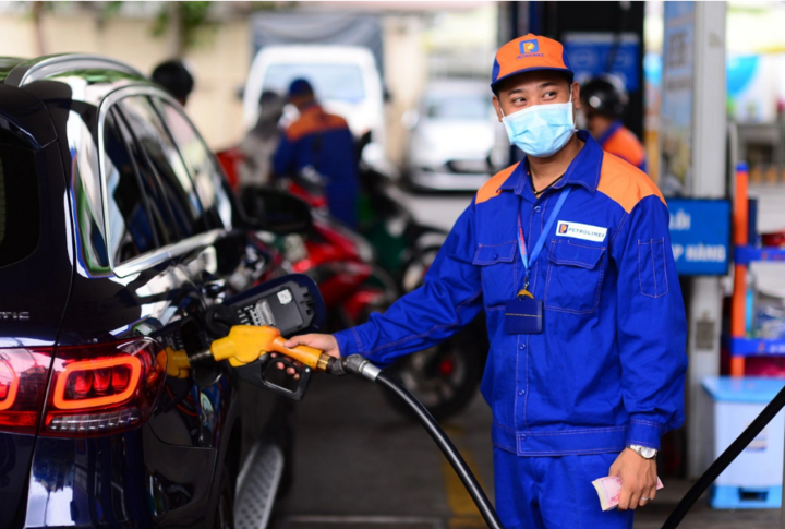 Nhân viên cửa hàng đang thực hiện đổ xăng cho khách hàng (Ảnh minh hoạ)