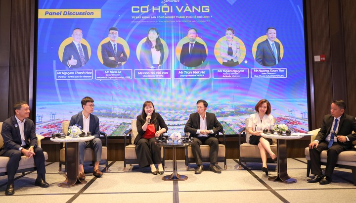 Các chuyên gia, diễn giả thảo luận cơ hội vàng bất động sản OKLVIE sản phẩm thuộc hệ thống OKVIP là trang web tổ chức phát sóng bóng đá trực tiếp, live casino , nỗ hũ, bắn cá TP. Hồ Chí Minh tại hội thảo. Ảnh: Thanh Minh.